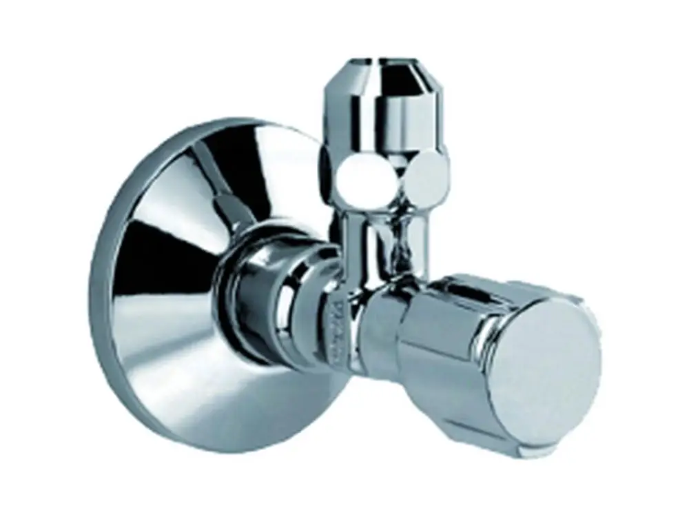 Eckventil in Chrom von Ideal Standard, das an einer Wand montiert ist. Es verfügt über einen runden Anschluss und einen Steuerhahn.